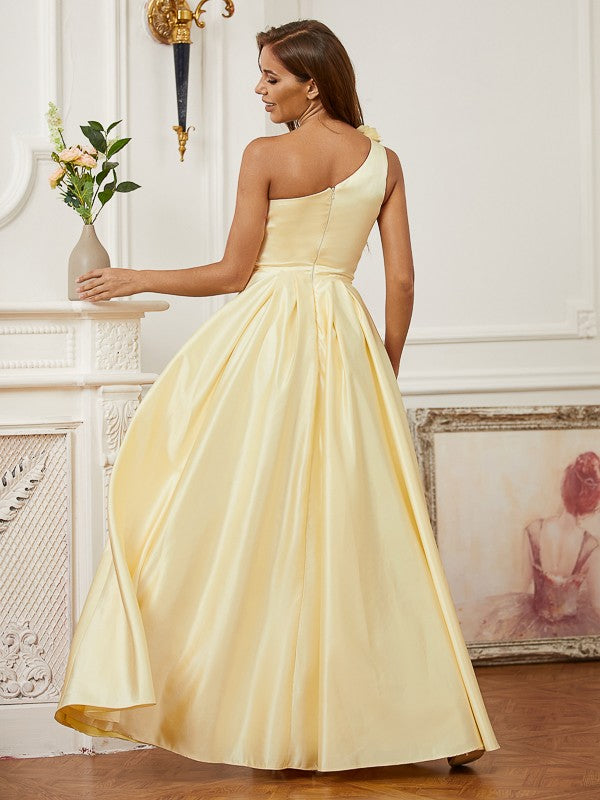 Robe longue en satin à une épaule et sans manches, avec fleurs faites à la main